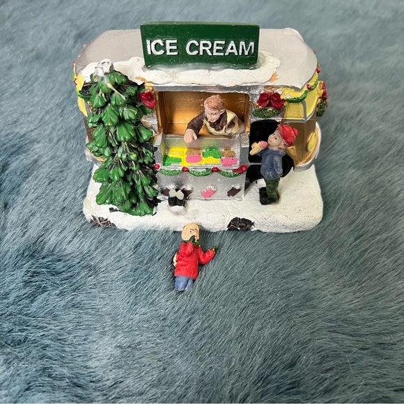 LED Christmas village ice cream shop - Picture 1 of 3